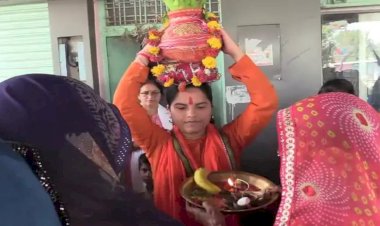 बागेश्वर धाम पीठाधीश्वर से विवाह की लालसा में पदयात्रा मय महोबा पहुँची शिवरंजनी