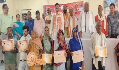 लाभार्थियों से भाजपा नेताओं ने किया जन संवाद