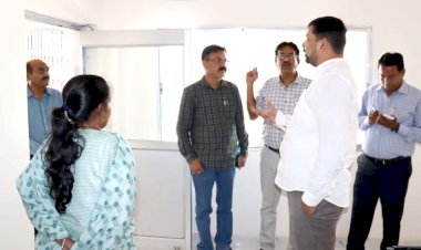 प्राधिकरण कार्यालय का डीएम ने किया निरीक्षण