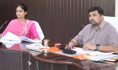 डीएम ने विकास प्राथमिकता कार्यक्रमों की समीक्षा कर अधिकारियों को तेजी लाने के दिए निर्देश