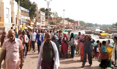 अषाढ़ी अमावस्या: मंदाकिनी में डुबकी लगा आस्थावानों ने की परिक्रमा