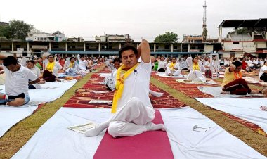 योगमय हुई वीरांगना नगरी झाँसी, सांसद अनुराग शर्मा ने क्षेत्रवासियों के साथ किया योग