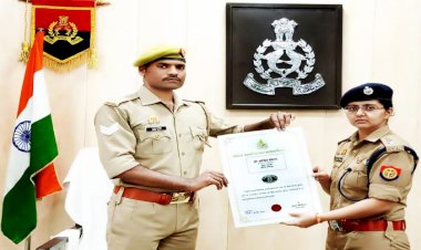 ट्रेन से कटने जा रहे युवक को बचाने पर मुख्य आरक्षी सम्मानित