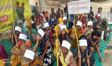 सत्याग्रह कर रही महिलाओं ने मांगे पूरी न होने पर, दी सामूहिक आत्मदाह की चेतावनी