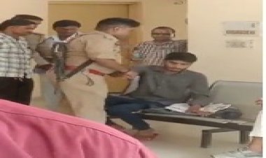 बांदाः डीएम कार्यालय के बाहर फरियादी के साथ मारपीट करने वाला, सिटी मजिस्ट्रेट का गनर निलंबित