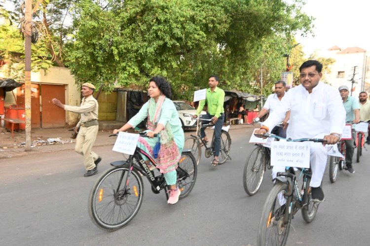 बांदाः मंत्री व जिलाधिकारी दुर्गा शक्ति नागपाल स्वयं साइकिल पर निकल पडे, लोगों का दिया ये संदेश 