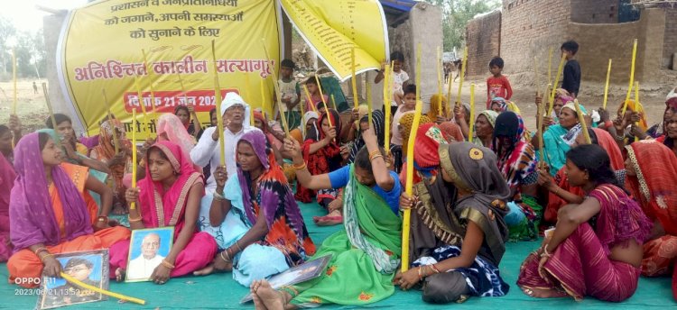 बांदाःइस मांग को लेकर महिलाओं ने डण्डा लेकर शुरू किया सत्याग्रह