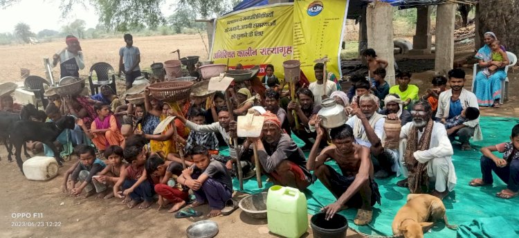 अनूठा सत्याग्रह: ग्रामीण गृहस्थी का सामान लेकर अनशन स्थल पर डटे, गांव छोड़ने की धमकी
