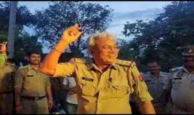 दरोगा के सेवानिवृत्ति कार्यक्रम में लगे डीजे की धुन पर ठुमके