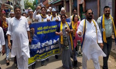 बिजली कटौती के खिलाफ आप का लालटेन जुलूस