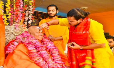 गुरु पूर्णिमा पर शिष्याें ने गुरुजनों का लिया आशीर्वाद, लगाई कामदगिरि की परिक्रमा