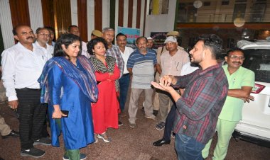 नेशनल वाटर मिशन की निदेशक अर्चना वर्मा बांदा पहुंची, देखें अमृत सरोवर एवं सोकपिट
