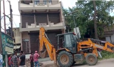 विरोध के बावजूद कालू कुआं चौराहे में गरज रहा है बुलडोजर, पक्षपात का आरोप