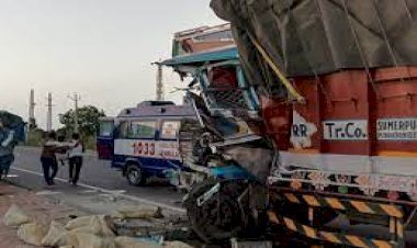 ट्रकों की भिड़ंत, एक चालक केबिन में फंसा