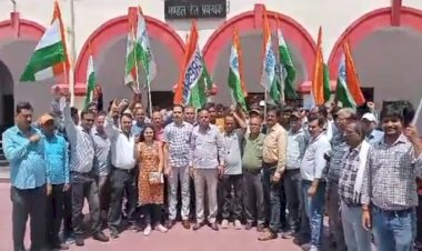 रेलवे कर्मचारी को धमकी देने के मामले में यूनियन ने डीआरएम ऑफिस का किया घेराव