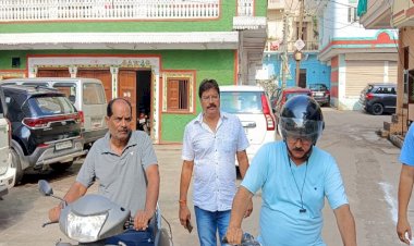 ग्वालियरः दो पहिया वाहन पर हेलमेट लगाकर तंग बस्तियों में पहुंचे कलेक्टर