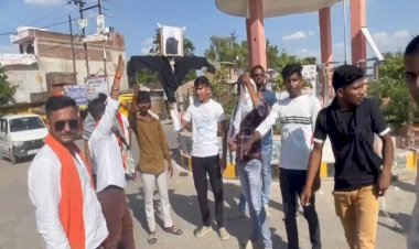 अखिल भारतीय विद्यार्थी परिषद ने फूंका राजस्थान सरकार के मुख्यमंत्री का पुतला