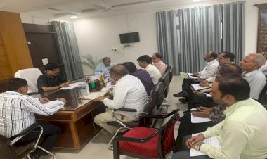 निर्माण कार्यों की प्रगति धीमी देख, कमिश्नर ने अफसर को लगाई फटकार