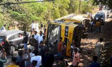 सड़क किनारे खाई में पलटी स्कूली बस  24 छात्र- छात्रा घायल