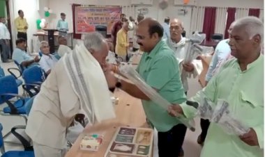 पहली बार जिले के 29 वयोवृद्ध पेंशनरों का डीएम की मौजूदगी में हुआ सम्मान