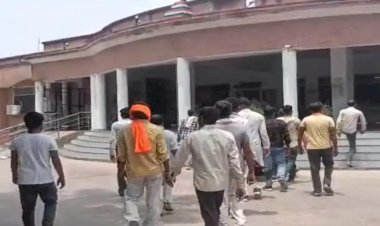 पुल निर्माण की मांग लेकर कई गांवों के ग्रामीणों ने मुख्यालय में किया प्रदर्शन