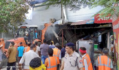 बांदाः साड़ी शोरूम में लगी भीषण आग, करोड़ों की साड़ियां जलकर हुई राख