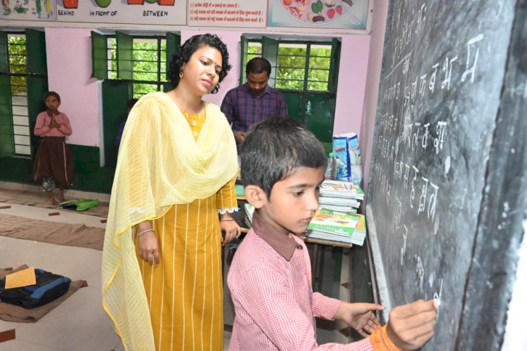 प्राथमिक विद्यालयों की दुर्दशा देखकर डीएम दुर्गा शक्ति नागपाल भड़की, बीएसए को दिए कड़े निर्देश