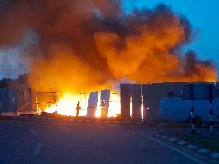 बुन्देलखंड एक्सप्रेस वे में कंपनी के गोदाम में लगी भीषण आग