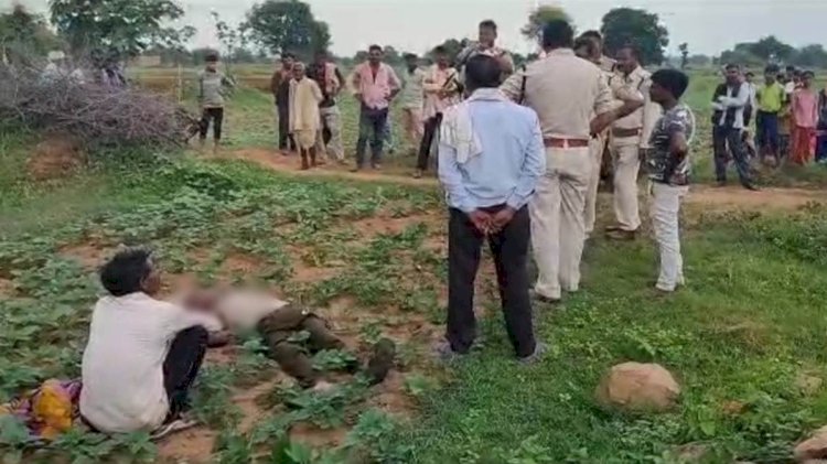 छतरपुरः हत्या के बाद कुल्हाड़ी लेकर शव के पास बैठा रहा ये हत्यारा