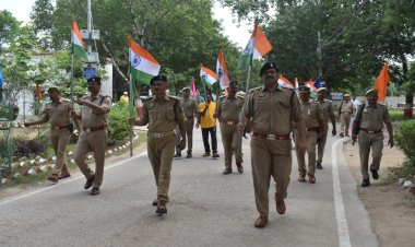 बांदाःएसपी के  नेतृत्व में पुलिस लाइन से स्कूली बच्चों संग निकाली गई प्रभात फेरी तिरंगा यात्रा