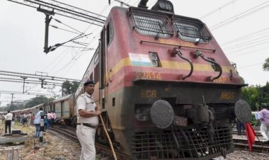उदयपुर-खजुराहो एक्सप्रेस के इंजन में अचानक लगी आग, यात्रियों में भगदड़