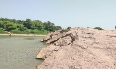 बांदाःनदी की बीच धारा में स्थित ये खूनी चट्टान 15 बच्चों की  ले चुकी है जान 