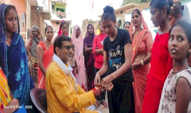 सांसद ने दलित बस्ती में बच्चियों और महिलाओ से राखी बंधवा कर मनाया रक्षा बंधन