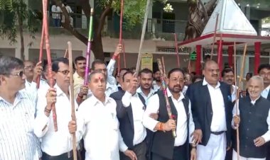 बांदाःहापुड़ की घटना के विरोध में वकीलों ने हाथों में थामा डंडा, कहा आत्मरक्षा के लिए उठाया कदम