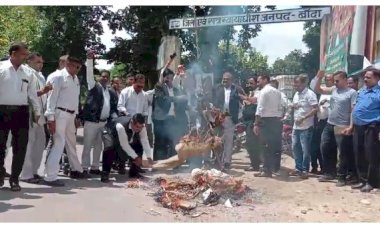 हापुड़ कांड के विरोध में अधिवक्ताओं ने किया  प्रदर्शन,चीफ सेक्रेटरी और डीजीपी का फूंका पुतला