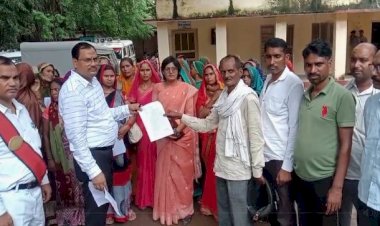 स्वयंसेवी सहायता समूह की महिलाओं ने मजदूरी न मिलने पर काम करने से किया इन्कार