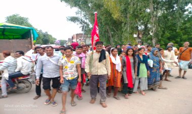भगवान कामतानाथ की परिक्रमा लगाने को पैदल श्रद्धालुओं के निकल रहे हैं जत्थे, जगह-जगह भंडारा