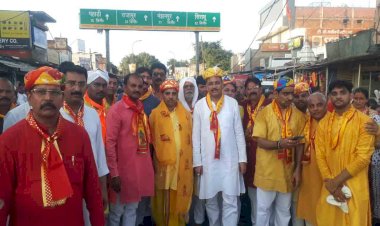 चित्रकूट : भगवान श्रीकृष्ण की पालकी लेकर मां मंदाकिनी में कराया नौका जल विहार