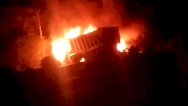 झांसी : हाइवे पर भिड़ंत के बाद दो ट्रक बने आग का गोला, ट्रक में सवार दो जिंदा जले