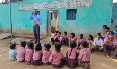 झांसी : दो बच्चे नहीं आ रहे थे स्कूल, शिक्षक कक्षा के साथ जा पहुंचे उनके घर