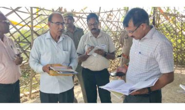 जालौन : डीएम ने अस्थायी गौशाला का किया निरीक्षण