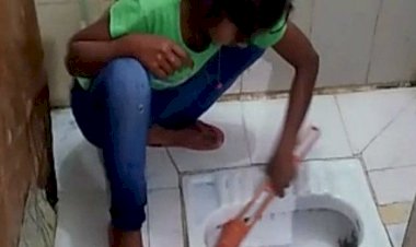 प्रधानाध्यापक कक्षा 5 के छात्र से, विद्यालय में शौचालय साफ कराकर लगवाती है झाड़ू 