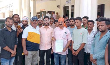 झाँसी : श्री दुर्गा उत्सव महासमिति ने दुर्गा उत्सव प्रतिमाओं को लेकर दिया ज्ञापन