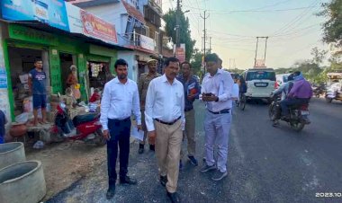 जिलाधिकारी ने परखी सड़क की गुणवत्ता, जमकर लगाई फटकार