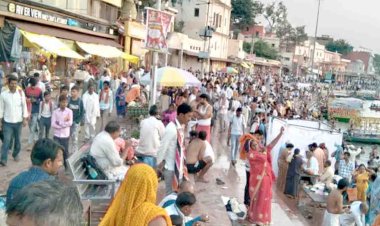 चित्रकूट : अमावस्या में उमड़े श्रद्धालु, पुरखों को किया जल तर्पण