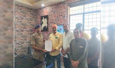 झाँसी : डांडिया एवं गरबा उत्सवों में हो रही अनियमितताओं के विरोध में ज्ञापन