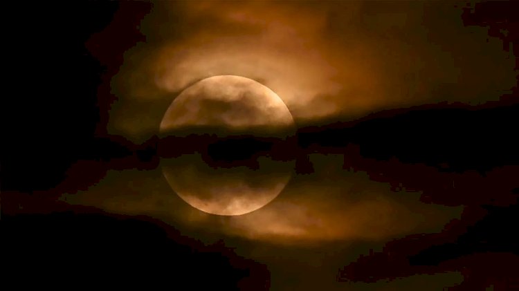 आज आधी रात लगेगा चंद्रग्रहण, अपनी चमक खोता दिखेगा शरद पूर्णिमा का चांद