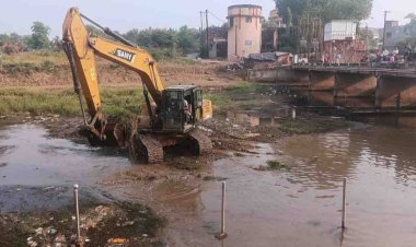 चित्रकूट : नदी में बने टीले की खुदाई के लिए उतरी पोकलैंड