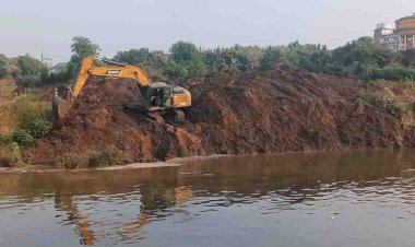 चित्रकूट : पोकलैंड ने टीला हटाने के बाद मलबा नदी के बाहर निकाला तो लग गया पहाड़