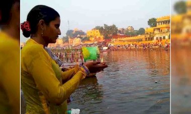 चित्रकूट : धनतेरस पर्व में उमड़े श्रद्धालुओं ने किया दीपदान